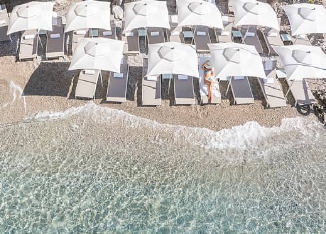 La Palma Beach Club Capri with sun loungers, turquoise sea, and stylish Mediterranean atmosphere